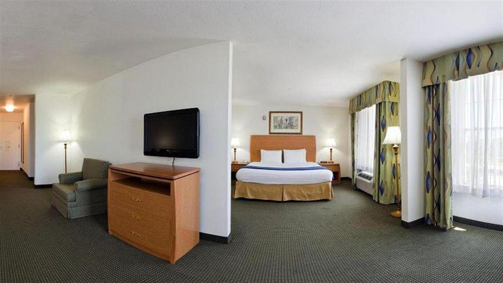 Holiday Inn Express Hotel & Suites Columbus By Ihg Екстериор снимка