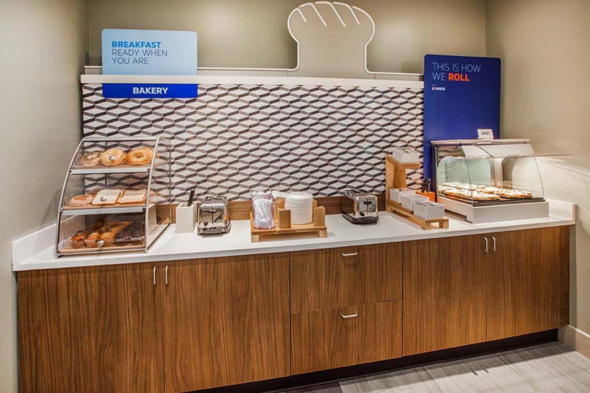 Holiday Inn Express Hotel & Suites Columbus By Ihg Екстериор снимка