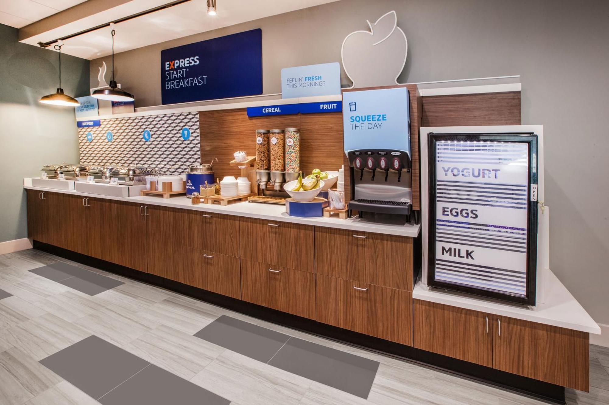Holiday Inn Express Hotel & Suites Columbus By Ihg Екстериор снимка