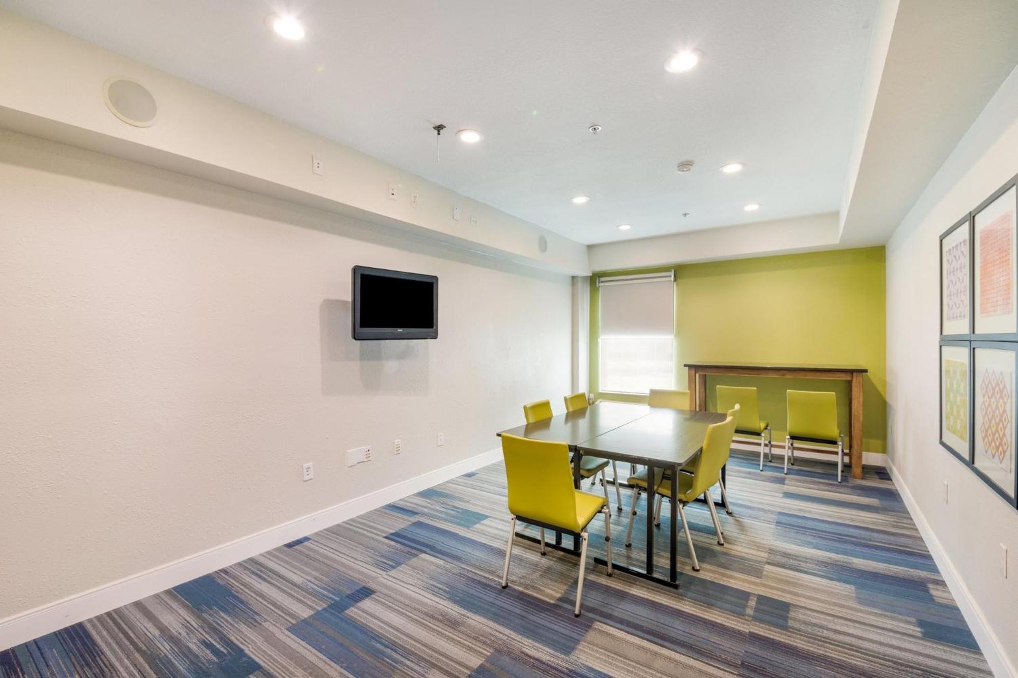 Holiday Inn Express Hotel & Suites Columbus By Ihg Екстериор снимка