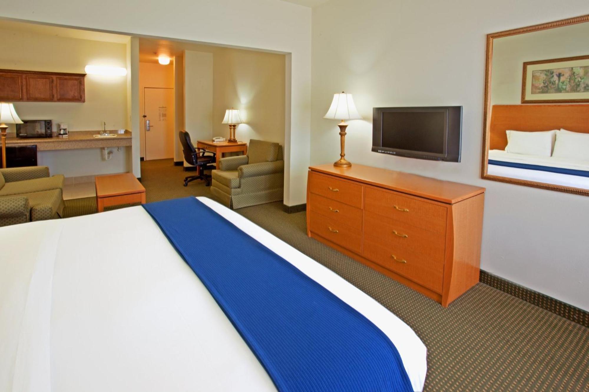 Holiday Inn Express Hotel & Suites Columbus By Ihg Екстериор снимка