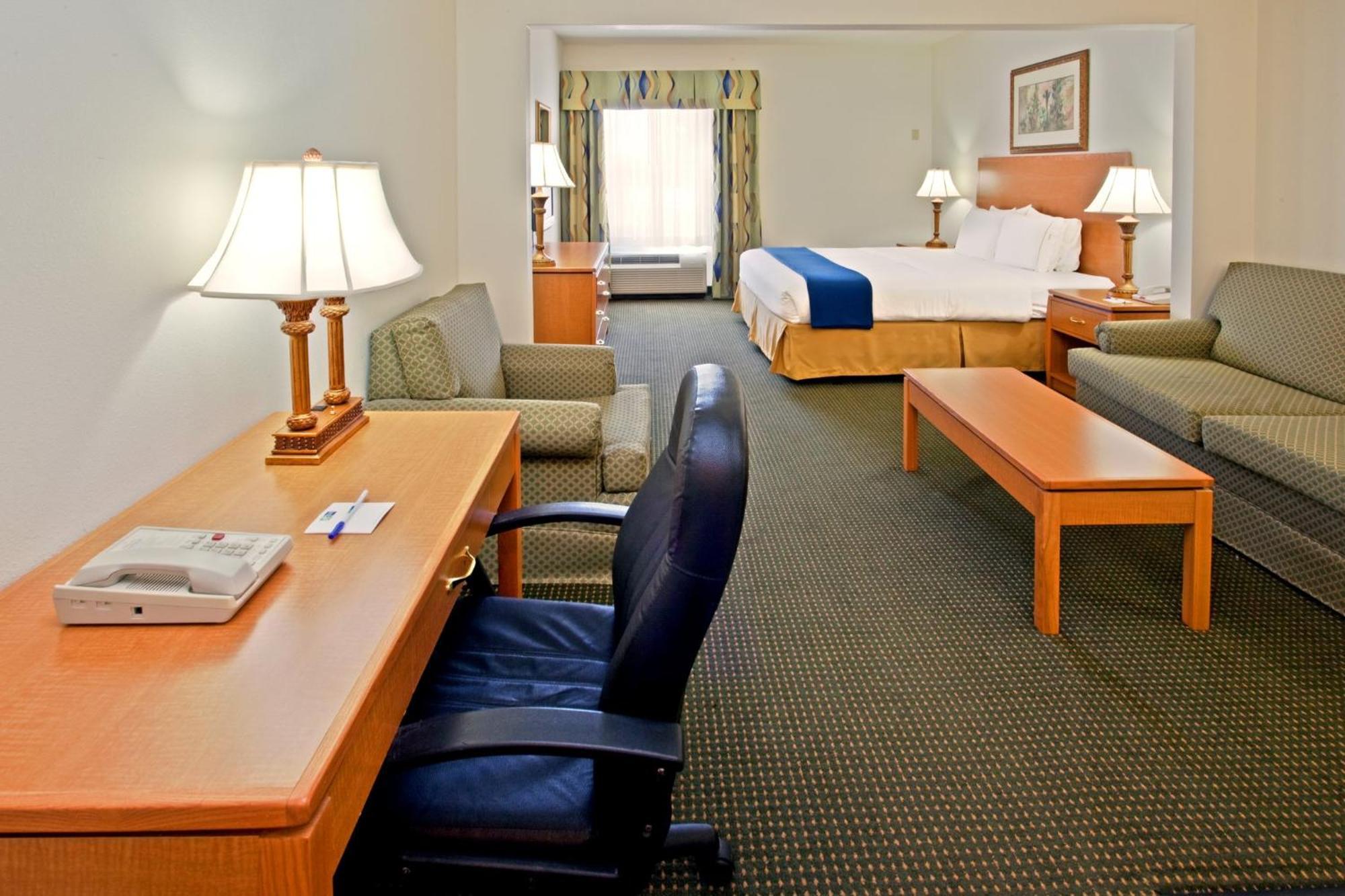 Holiday Inn Express Hotel & Suites Columbus By Ihg Екстериор снимка