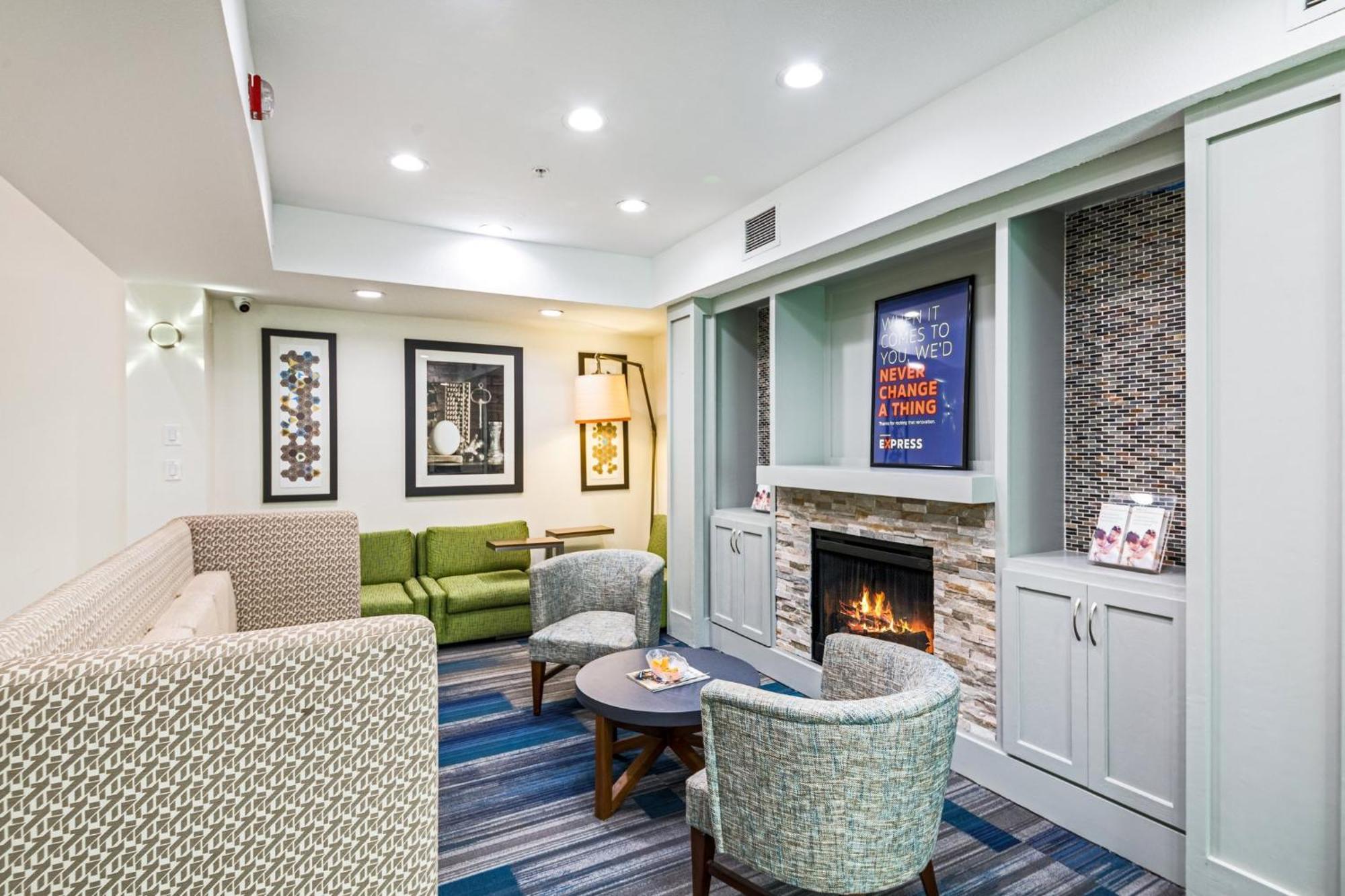 Holiday Inn Express Hotel & Suites Columbus By Ihg Екстериор снимка