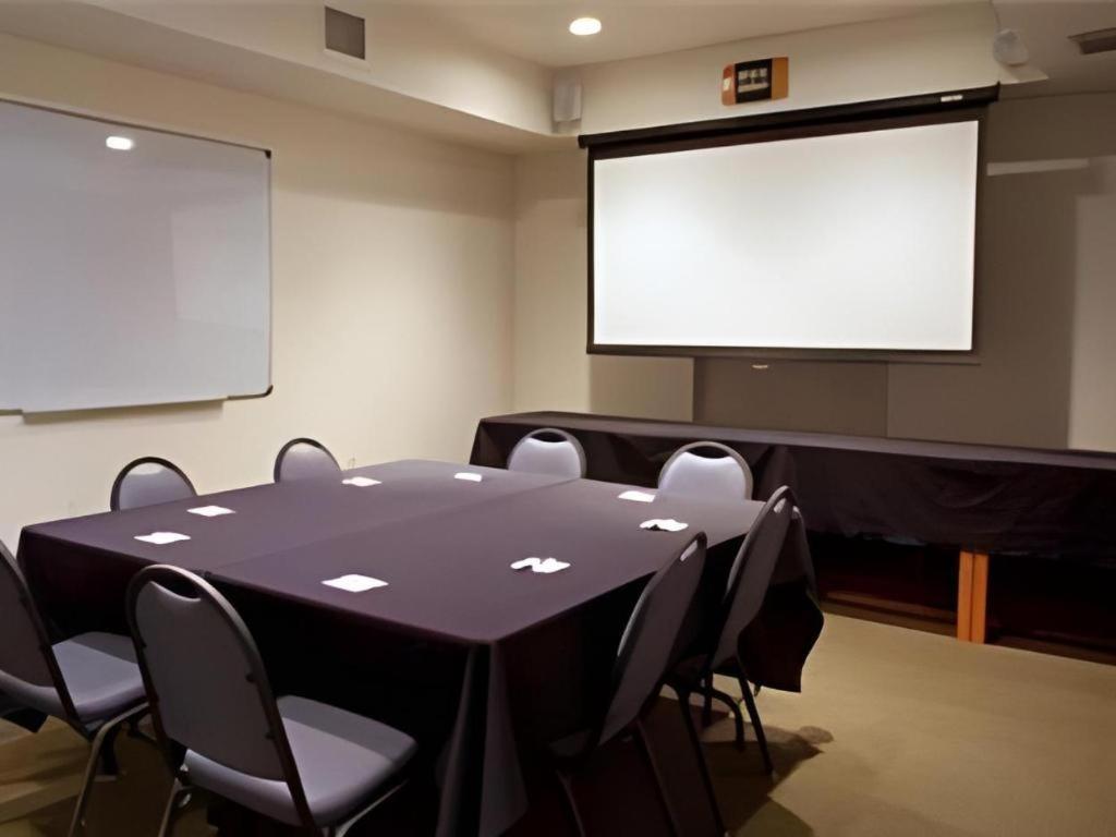 Holiday Inn Express Hotel & Suites Columbus By Ihg Екстериор снимка