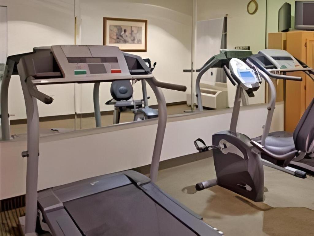 Holiday Inn Express Hotel & Suites Columbus By Ihg Екстериор снимка