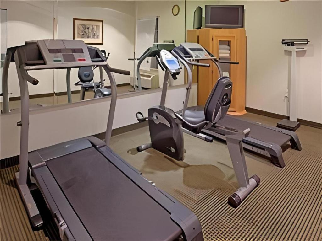 Holiday Inn Express Hotel & Suites Columbus By Ihg Екстериор снимка