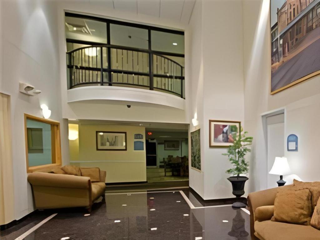 Holiday Inn Express Hotel & Suites Columbus By Ihg Екстериор снимка