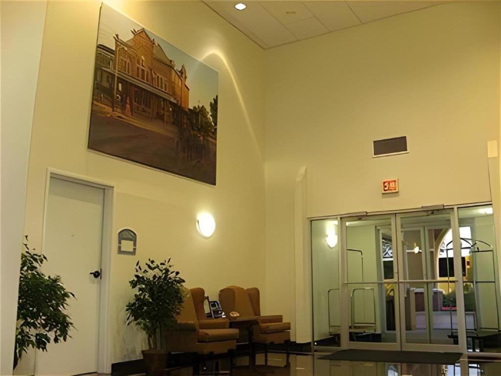 Holiday Inn Express Hotel & Suites Columbus By Ihg Екстериор снимка