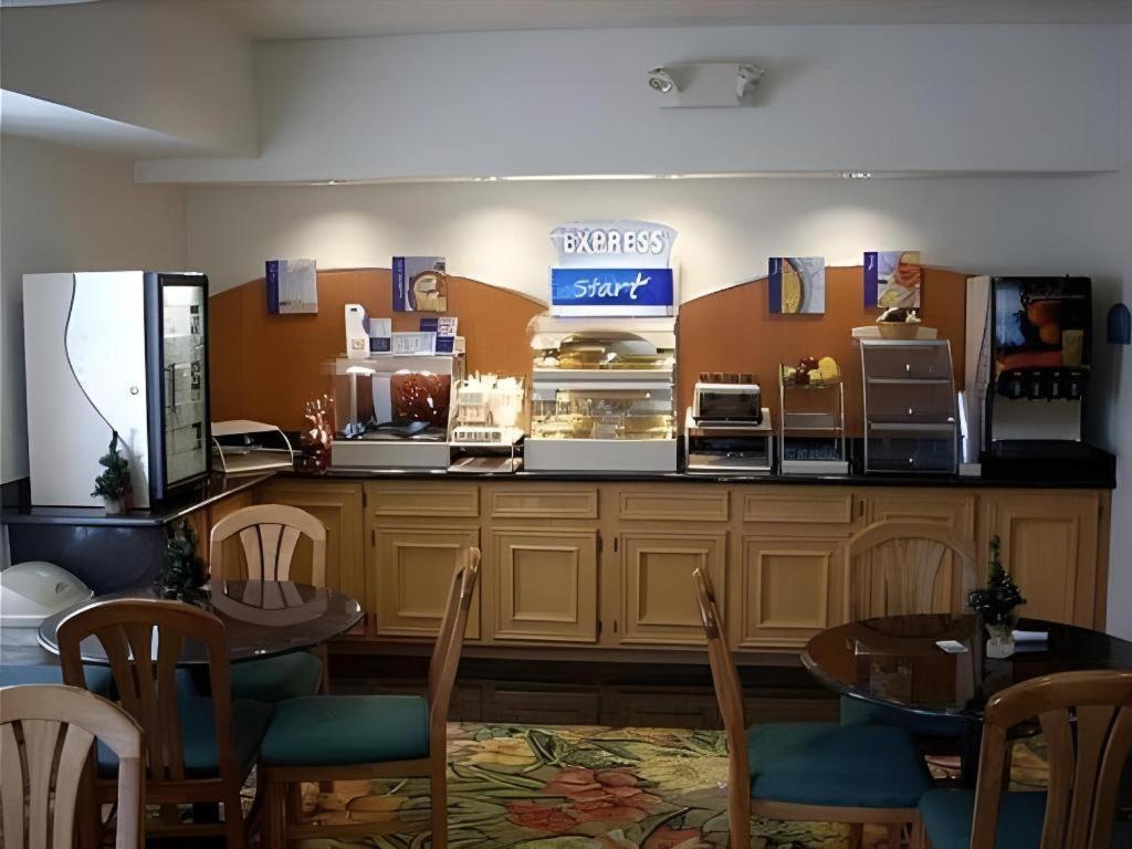 Holiday Inn Express Hotel & Suites Columbus By Ihg Екстериор снимка