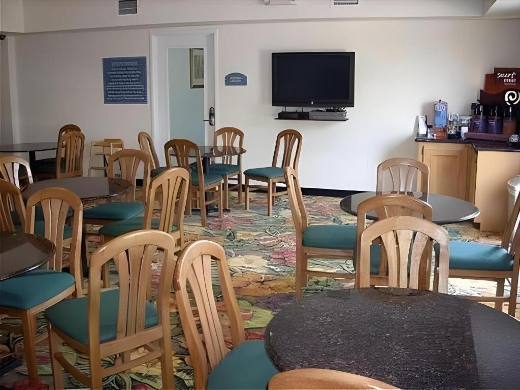 Holiday Inn Express Hotel & Suites Columbus By Ihg Екстериор снимка
