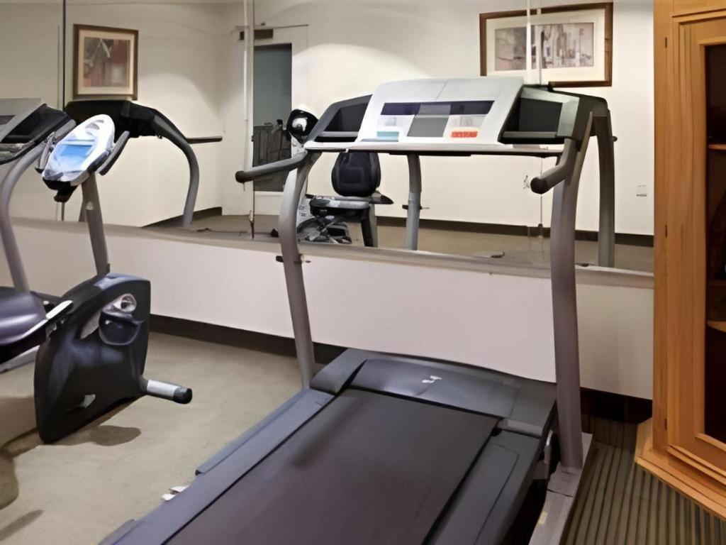 Holiday Inn Express Hotel & Suites Columbus By Ihg Екстериор снимка