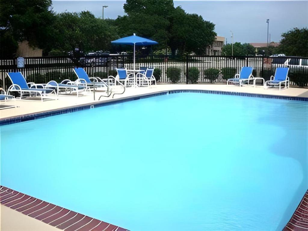 Holiday Inn Express Hotel & Suites Columbus By Ihg Екстериор снимка