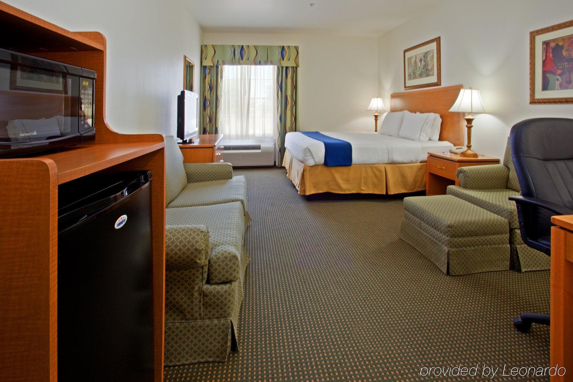 Holiday Inn Express Hotel & Suites Columbus By Ihg Стая снимка
