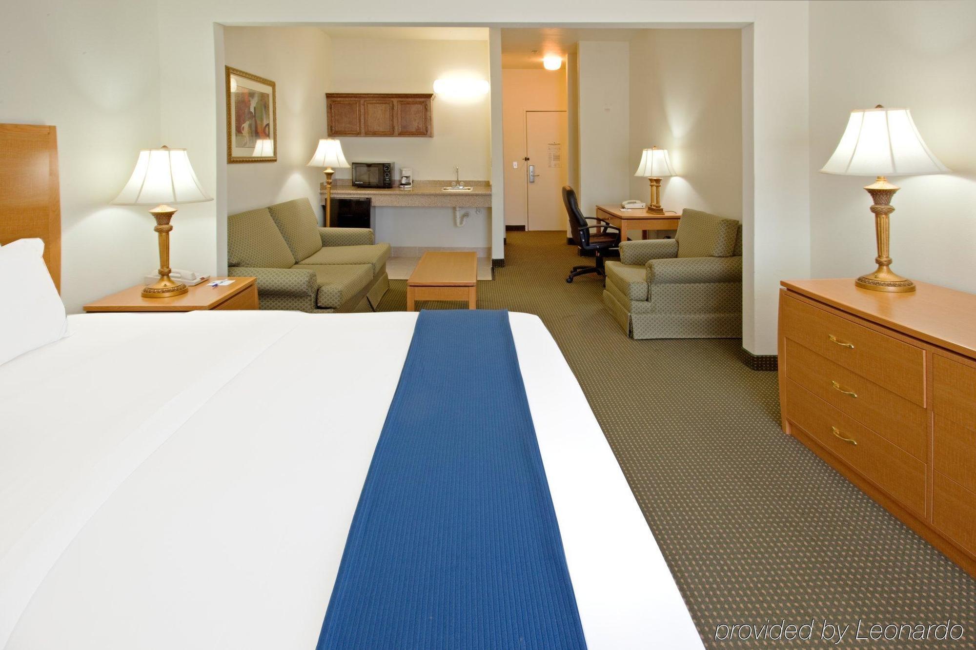 Holiday Inn Express Hotel & Suites Columbus By Ihg Стая снимка