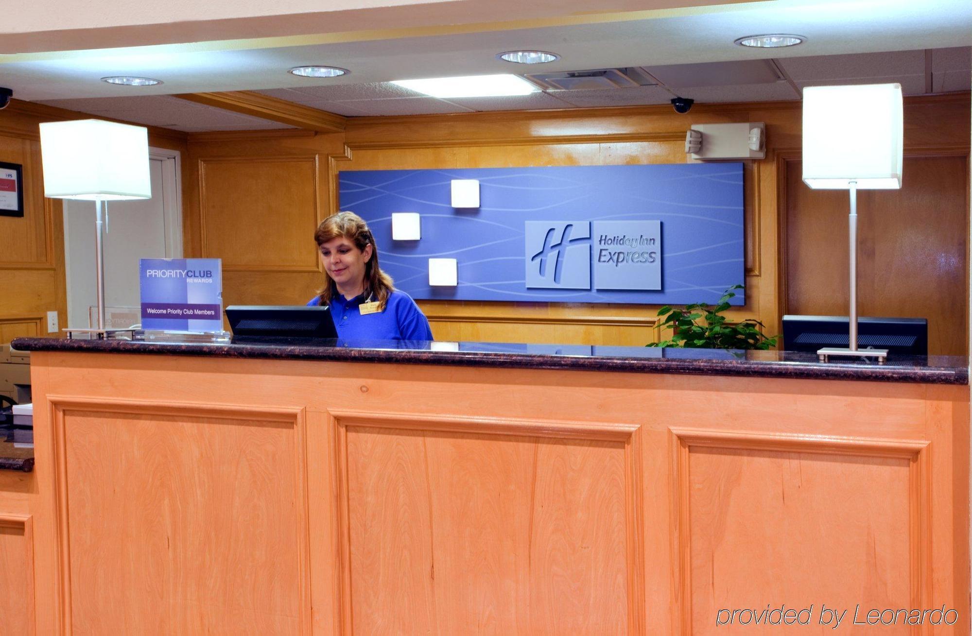 Holiday Inn Express Hotel & Suites Columbus By Ihg Интериор снимка