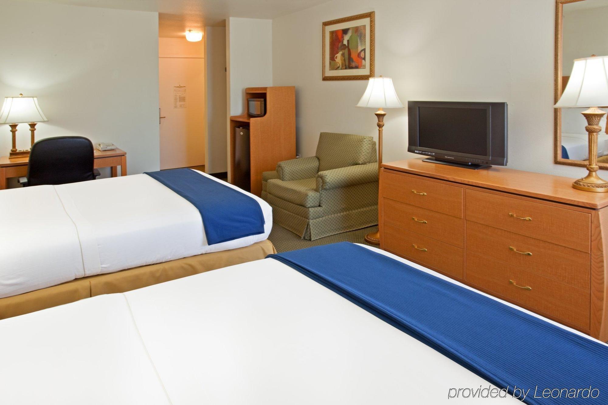Holiday Inn Express Hotel & Suites Columbus By Ihg Стая снимка