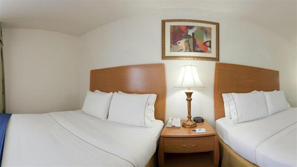 Holiday Inn Express Hotel & Suites Columbus By Ihg Екстериор снимка