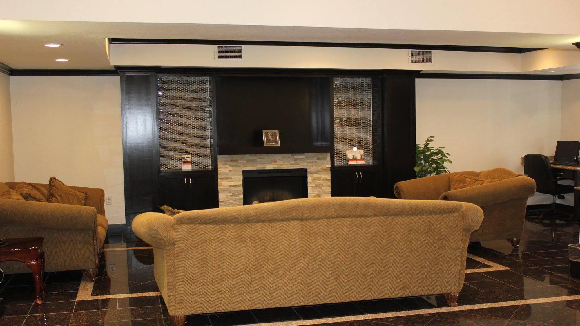 Holiday Inn Express Hotel & Suites Columbus By Ihg Екстериор снимка