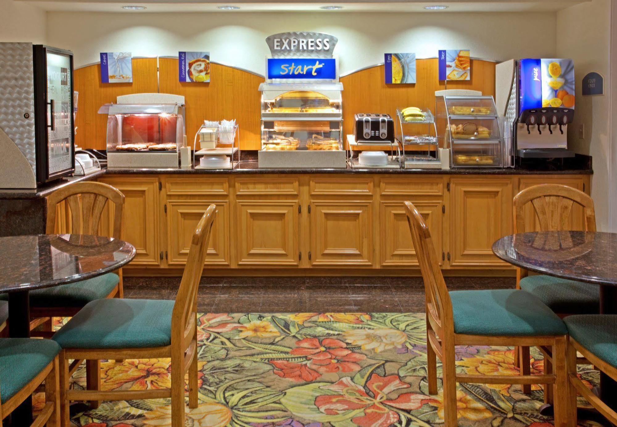 Holiday Inn Express Hotel & Suites Columbus By Ihg Ресторант снимка
