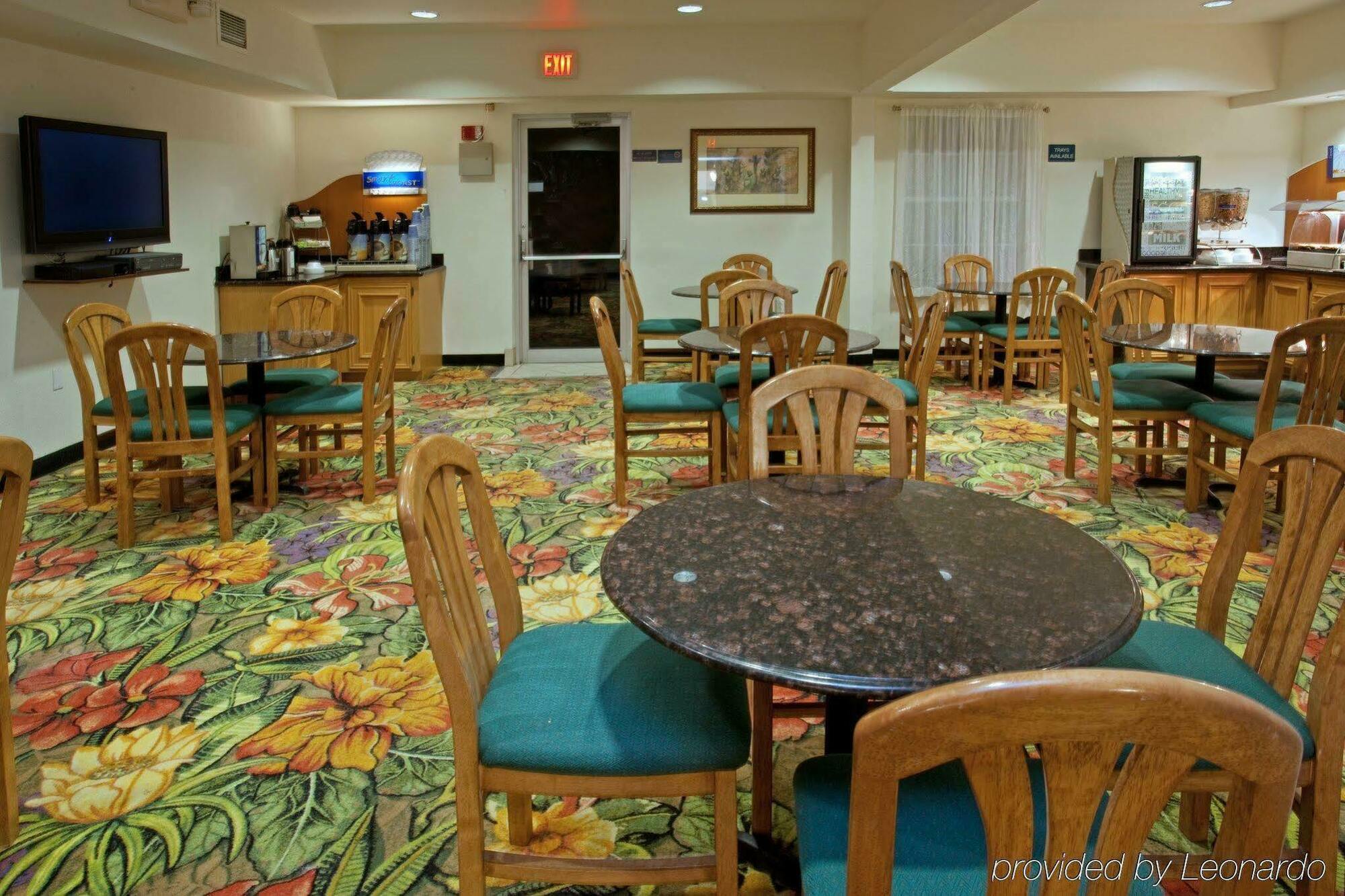 Holiday Inn Express Hotel & Suites Columbus By Ihg Екстериор снимка