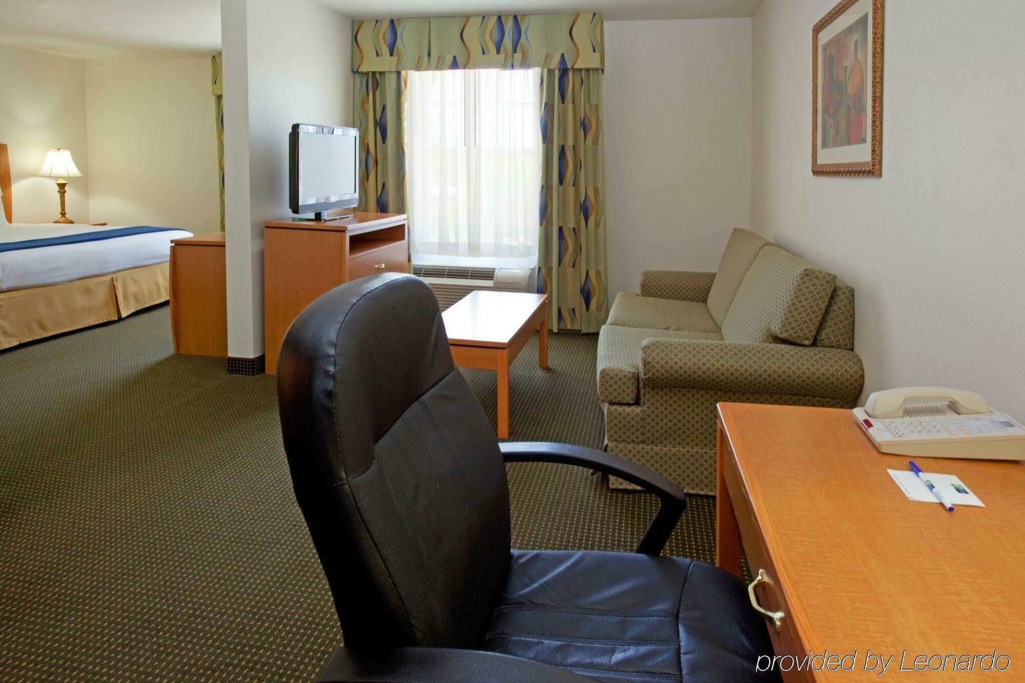 Holiday Inn Express Hotel & Suites Columbus By Ihg Екстериор снимка