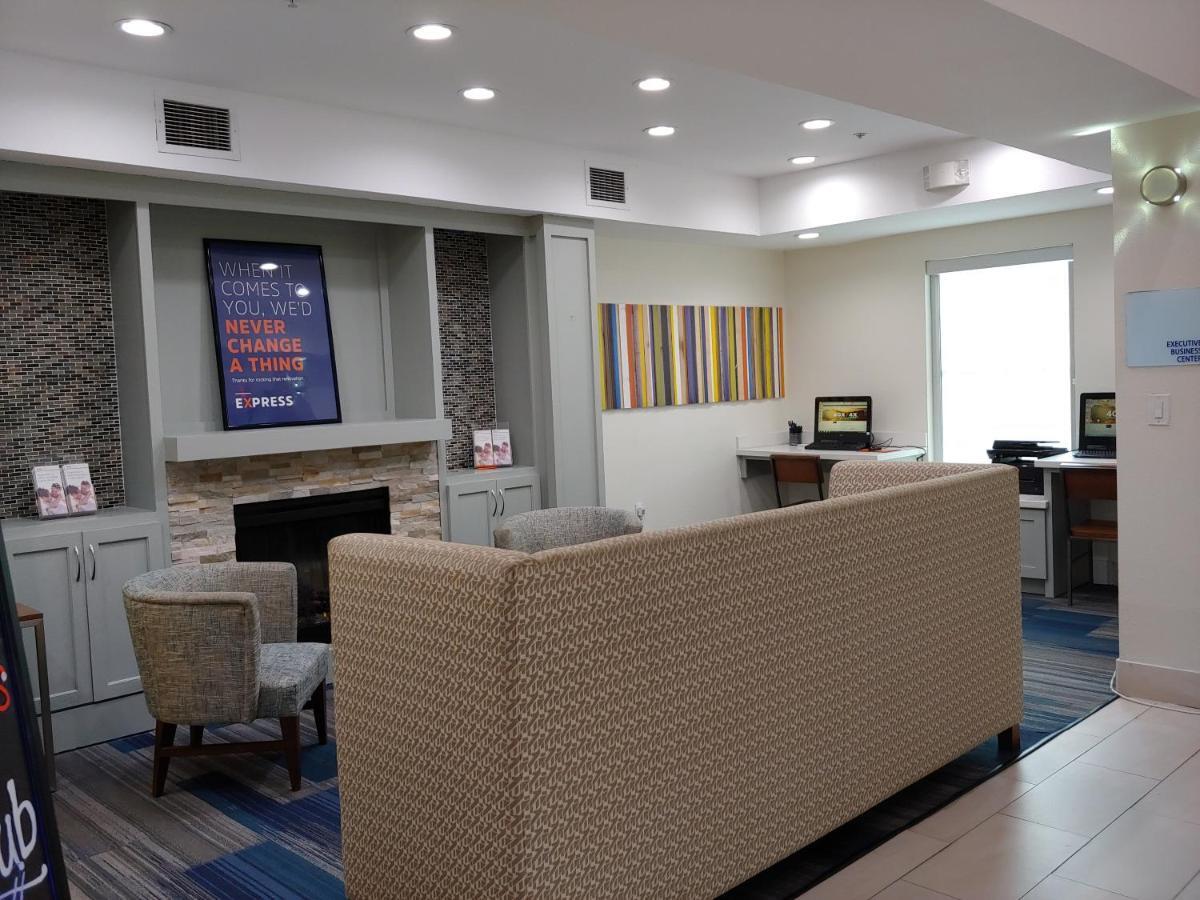Holiday Inn Express Hotel & Suites Columbus By Ihg Екстериор снимка