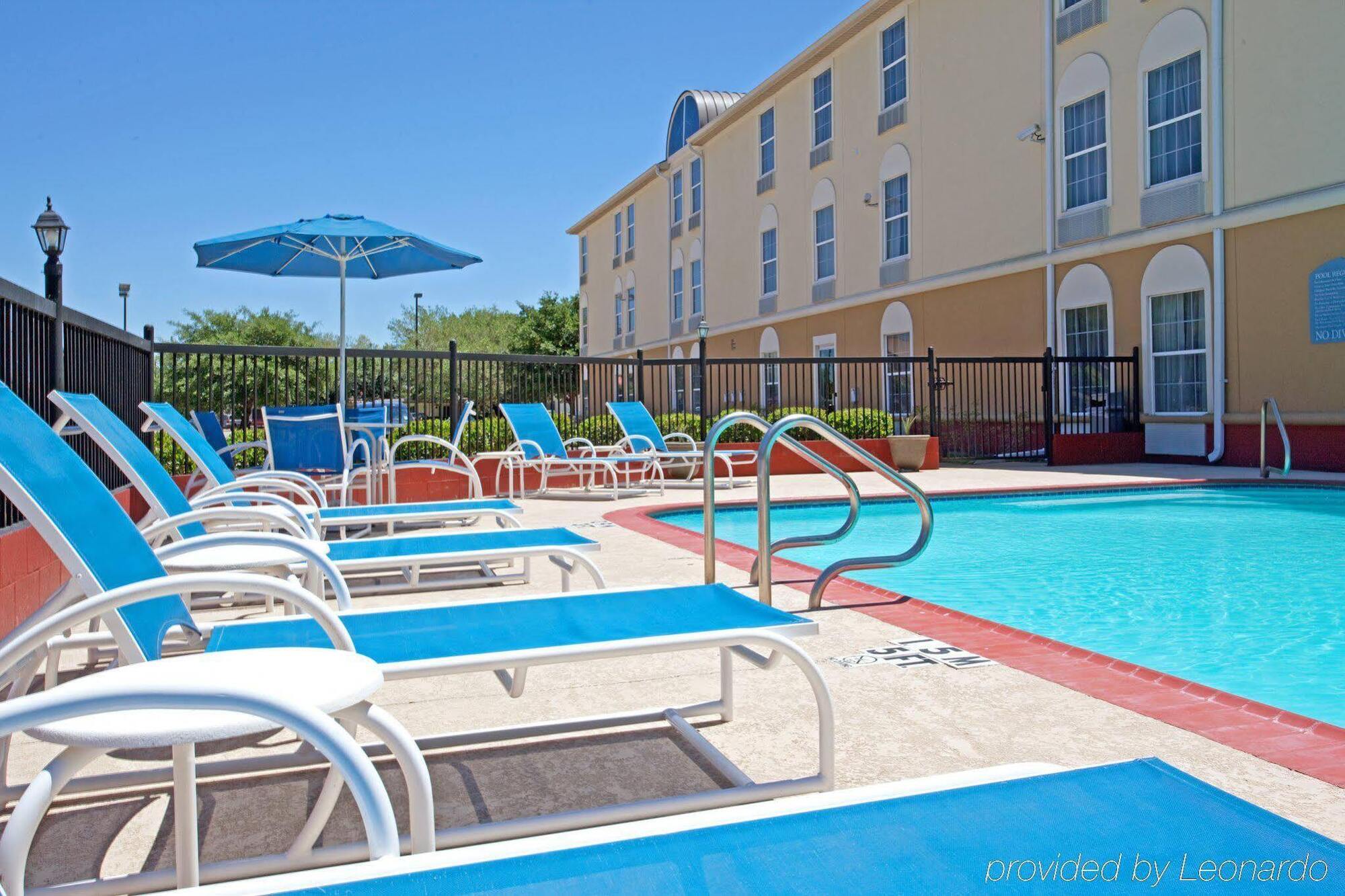 Holiday Inn Express Hotel & Suites Columbus By Ihg Екстериор снимка