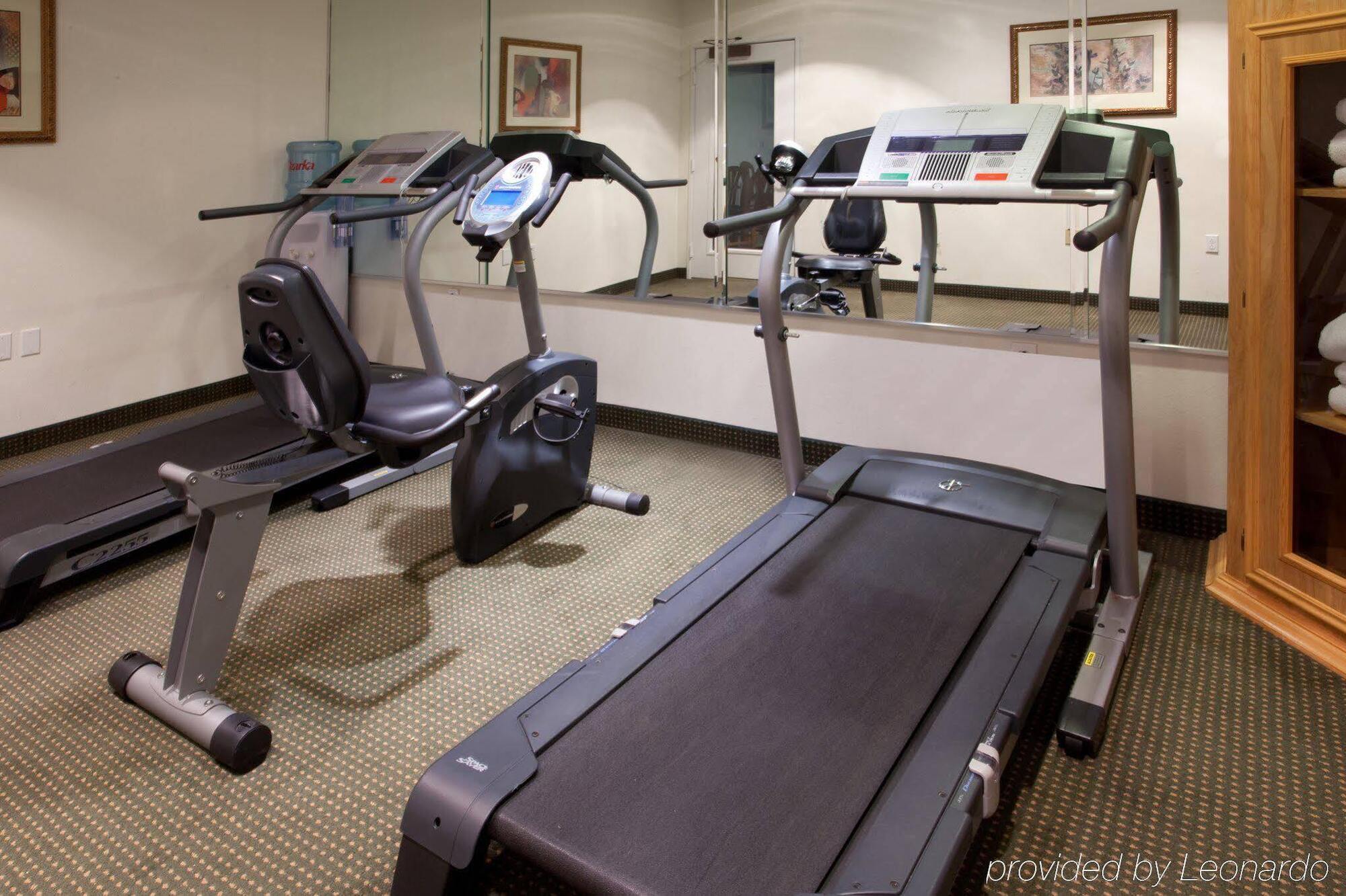 Holiday Inn Express Hotel & Suites Columbus By Ihg Екстериор снимка