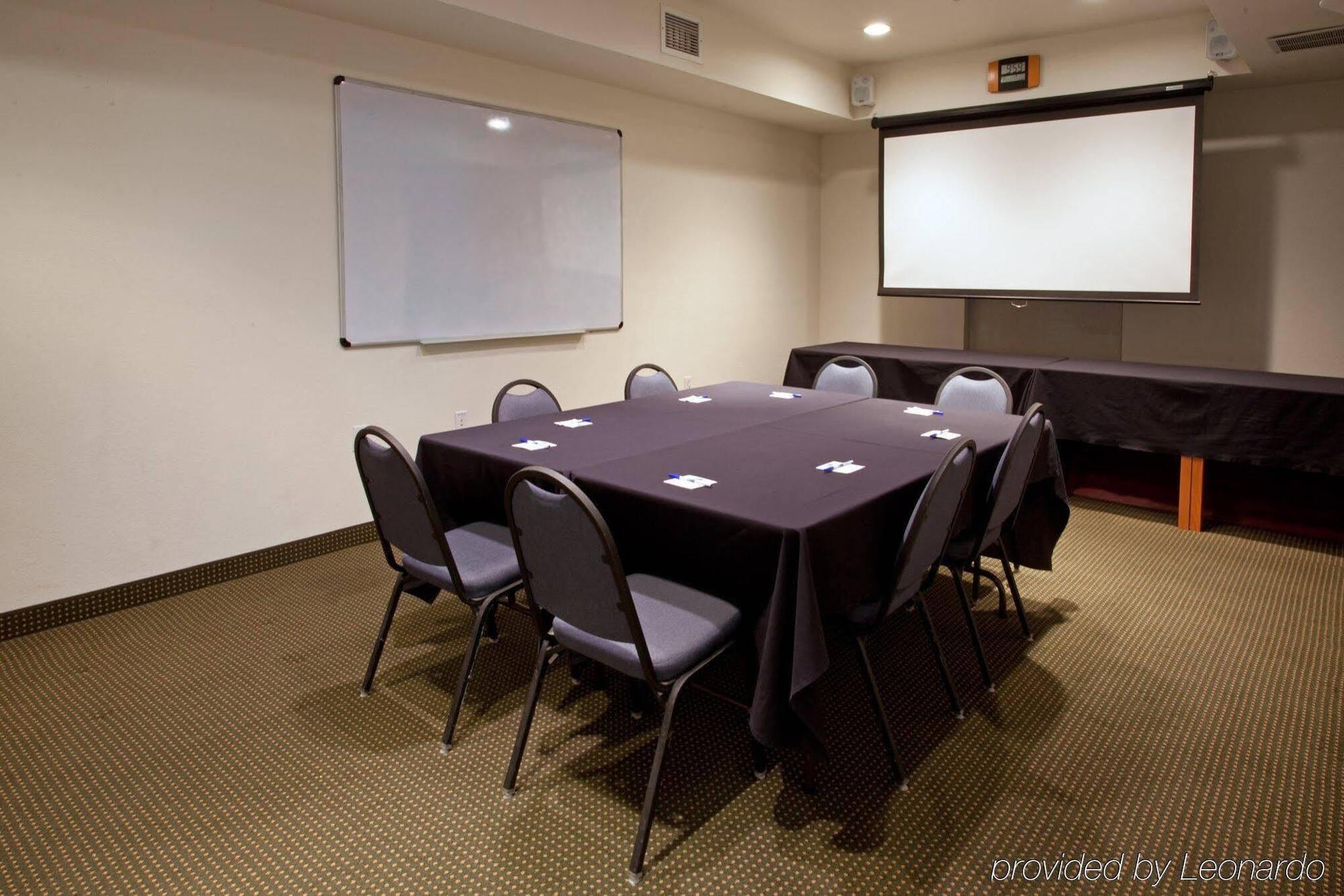 Holiday Inn Express Hotel & Suites Columbus By Ihg Екстериор снимка