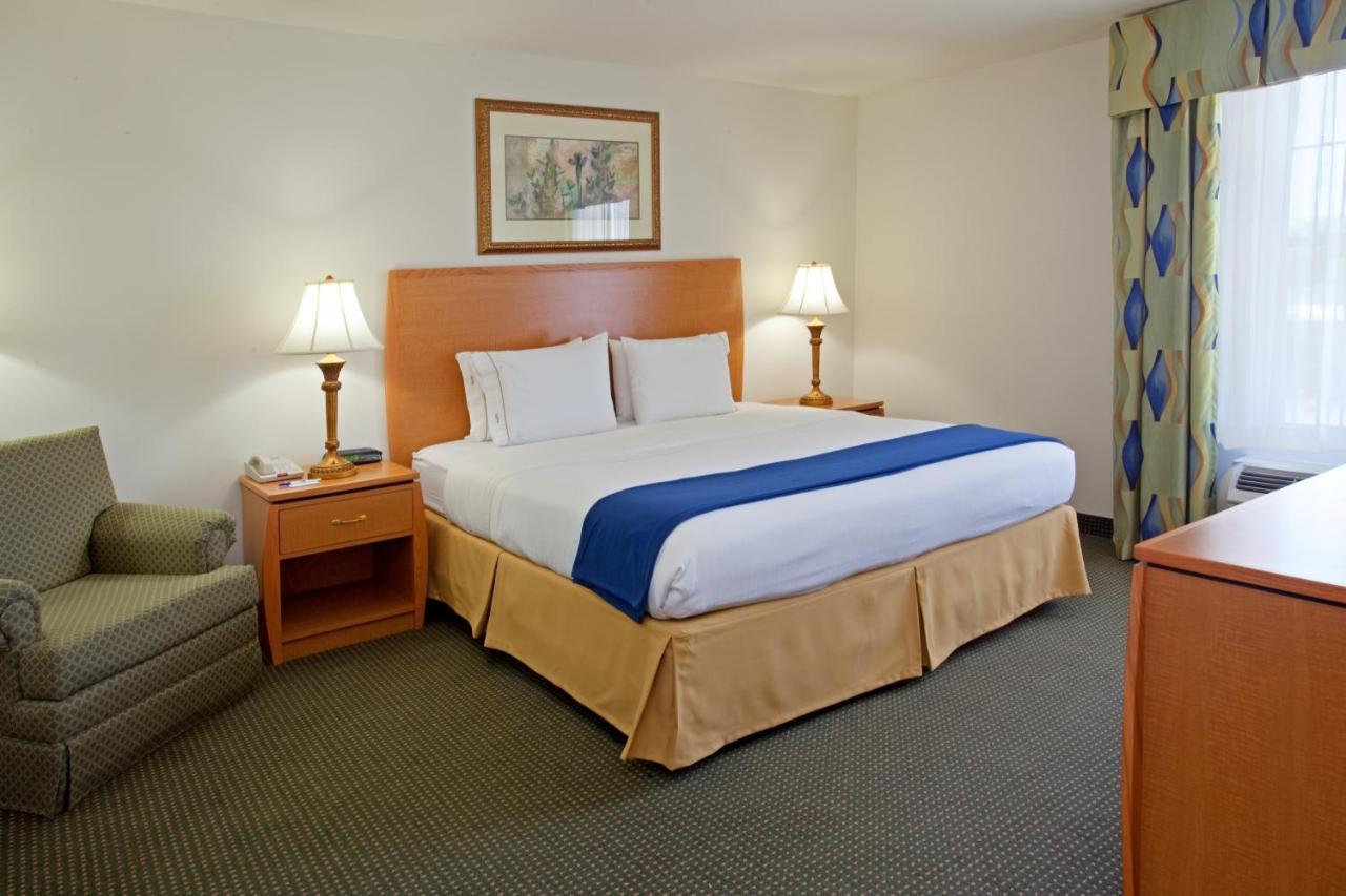 Holiday Inn Express Hotel & Suites Columbus By Ihg Екстериор снимка