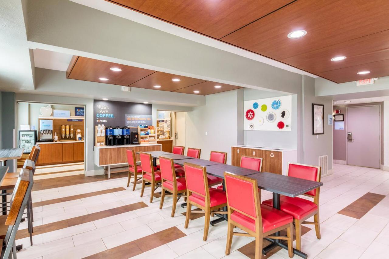 Holiday Inn Express Hotel & Suites Columbus By Ihg Екстериор снимка