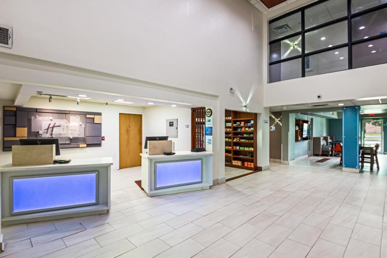 Holiday Inn Express Hotel & Suites Columbus By Ihg Екстериор снимка